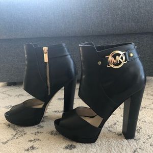 Michael Kors black pumps with gold detail